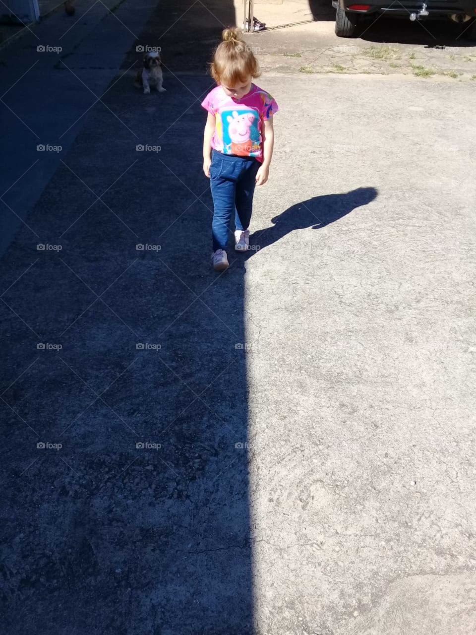 In the shade, a little girl walks and thinks about life.  How curious!  What does she do?  She is my daughter reflecting... / Na sombra, uma menininha vai passeando e pensando na vida. Que curioso! O que ela faz? É minha filha refletindo...