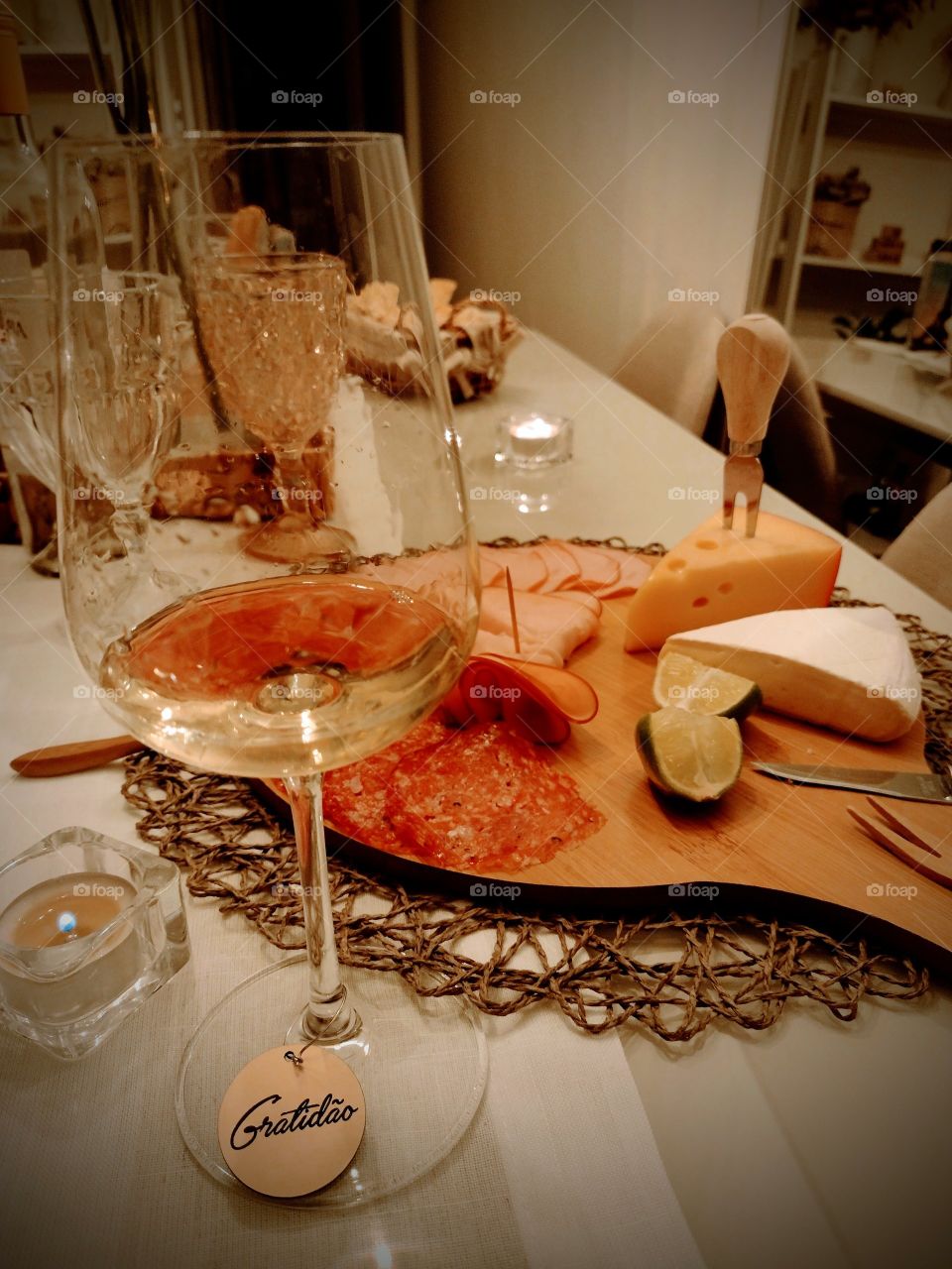 Vinho, frios, requinte e amigos.