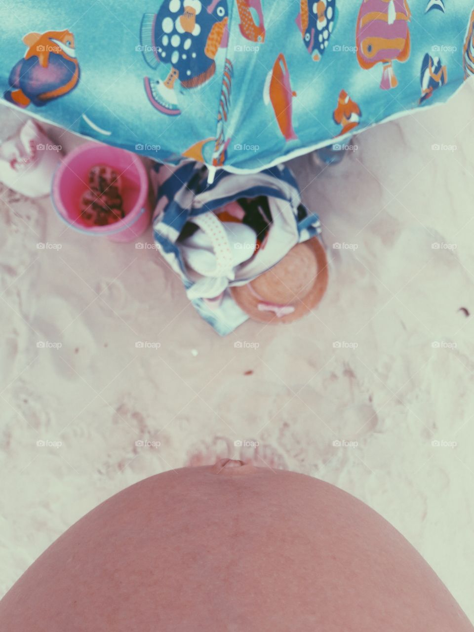 baby is knowing the beach