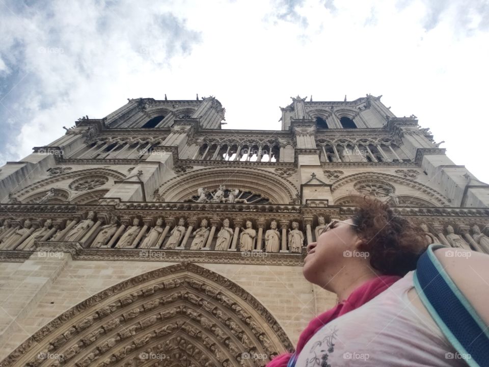 mujer mirando al cielo para apreciar la arquitectura de Notre Dame