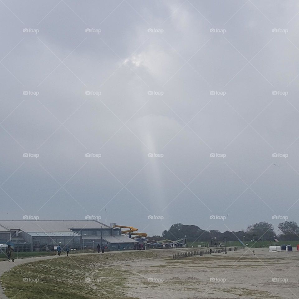 Lichtstrahl aus Wolkendecke