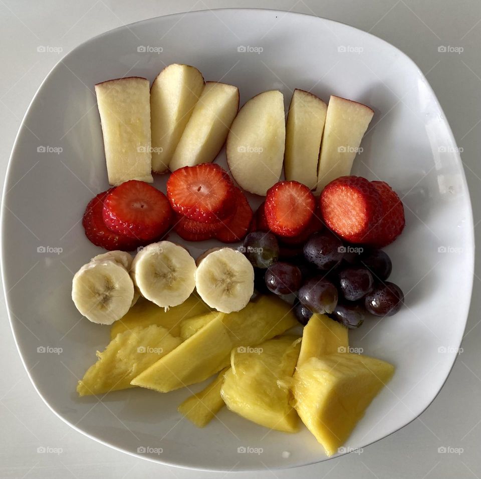 Hora das frutas saudáveis da tarde! Hoje temos maçã, morango, uva, banana e manga. Tudo feito com muito carinho para a criançada aqui de casa.
Coma frutas que faz bem!