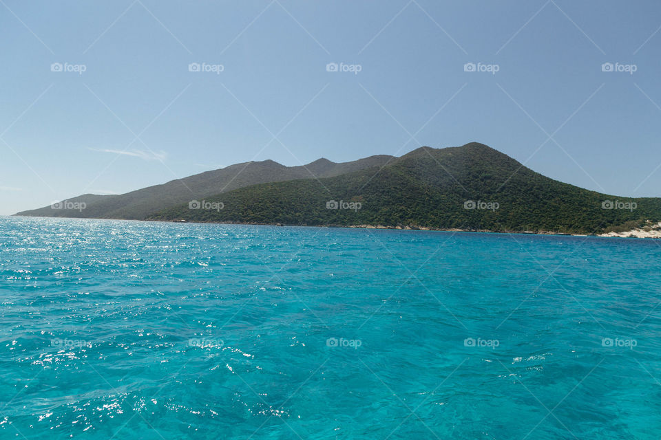 Praia com paisagem linda e fantástica no Brasil, na região do Lagos no Rio de Janeiro, em Arraial do Cabo. Uma ilha incrível de conhecer!