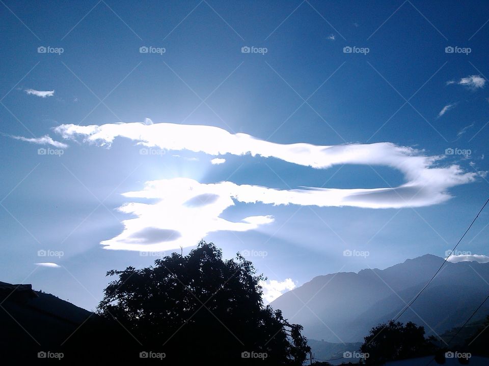Interrogación?, imagen natural de nubes formando un signo de interrogación gigantesco, haciendo un efecto espectacular al dejar el sol oculto tras estas pocas nubes.