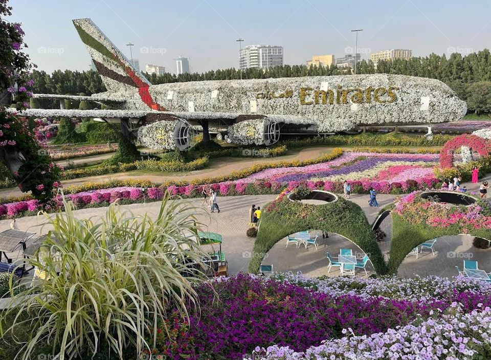 The shooting was carried out in the city of Dubai, attraction of the garden of wonders