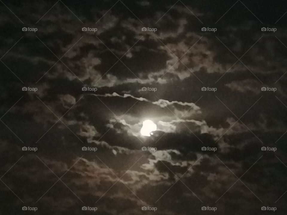 القمر والغيوم  Moon and clouds