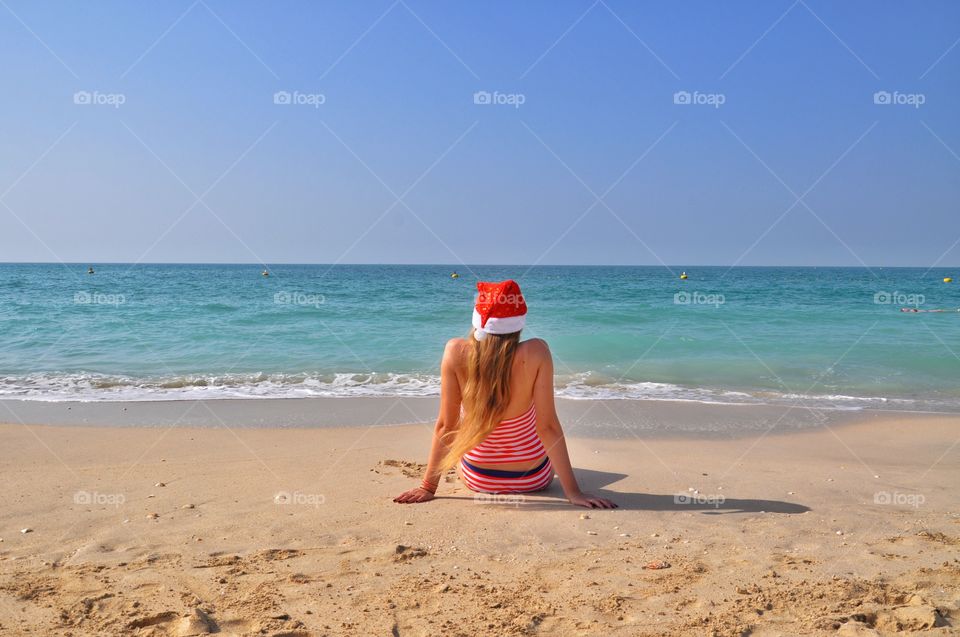 Winter trip to dubai - woman sitting attheseaside in kite beach