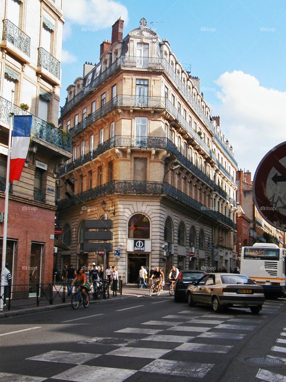A f angled ancient building . A corner building in Toulouse, France
