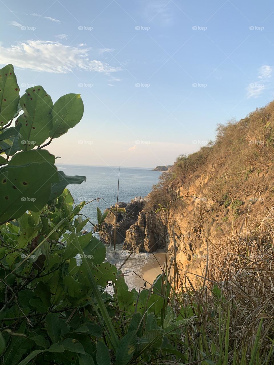 Paisaje desde la montaña y playa 