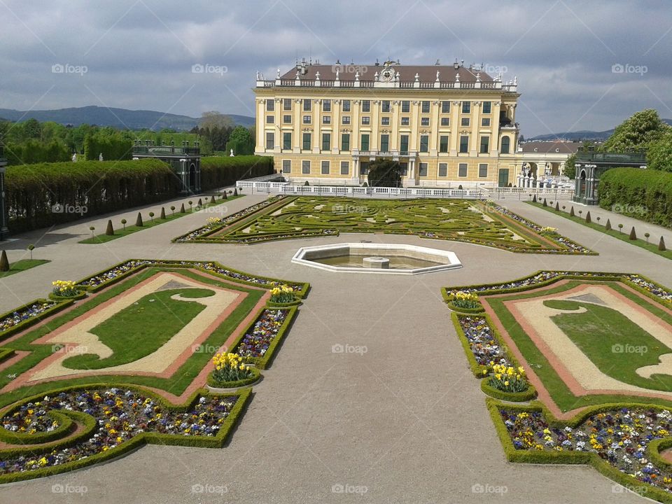 Thi photo gives the idea of the huge gardens inside Schönbrunn