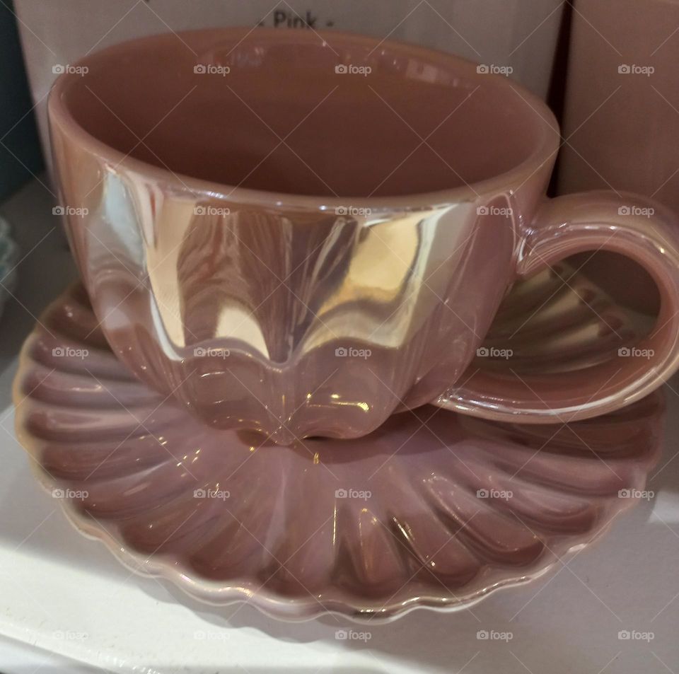 Conjunto de xícara   com pires de porcelana, além  da beleza, elegância  e sofisticação  a porcelana é um material excelente,  por retém calor  mantendo o líquido aquecido por mais tempo