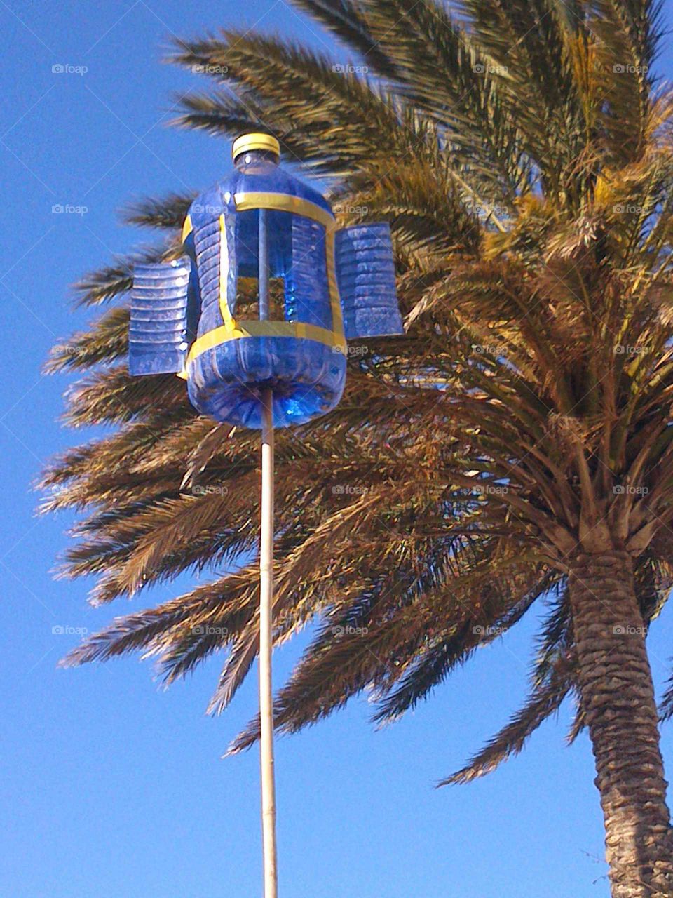 reciclado botellas. molino de .viento.