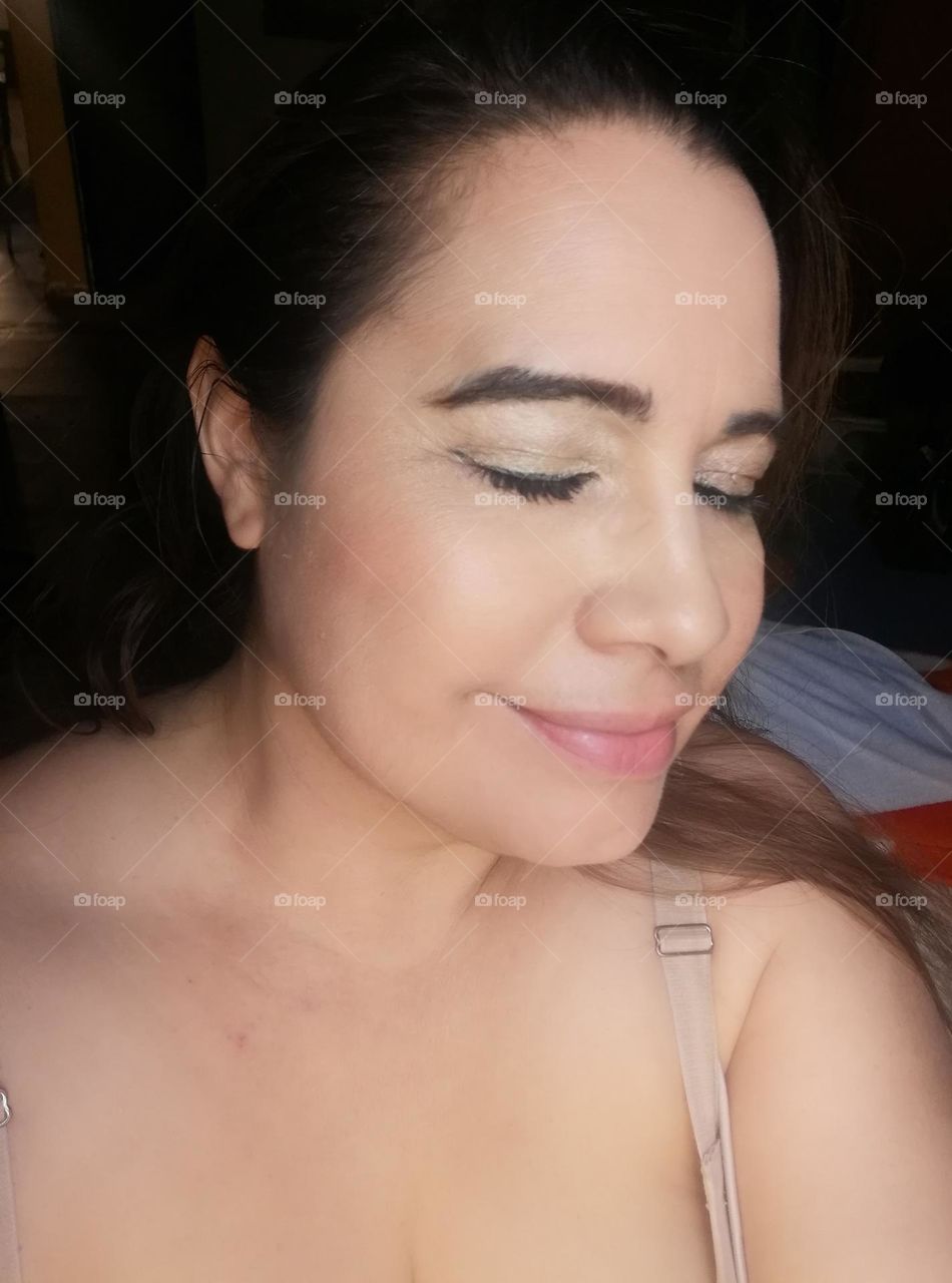 Mujer con ojos cerrados