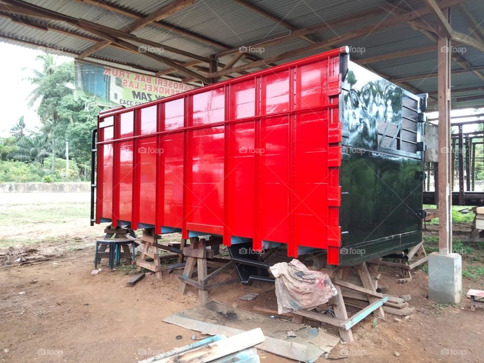 photo or image or background about the shape of the truck box that had been serviced or had been repaired