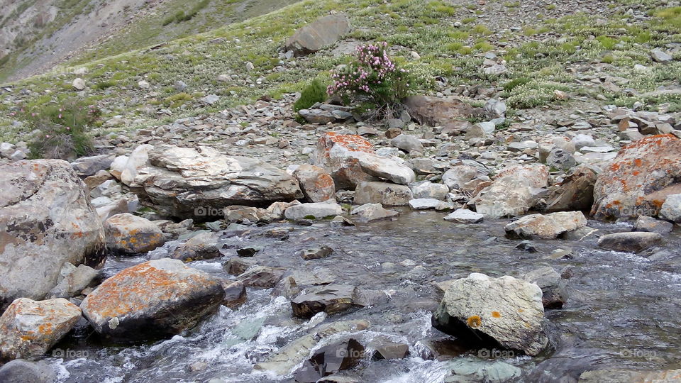 Water flow between rocks and stones.