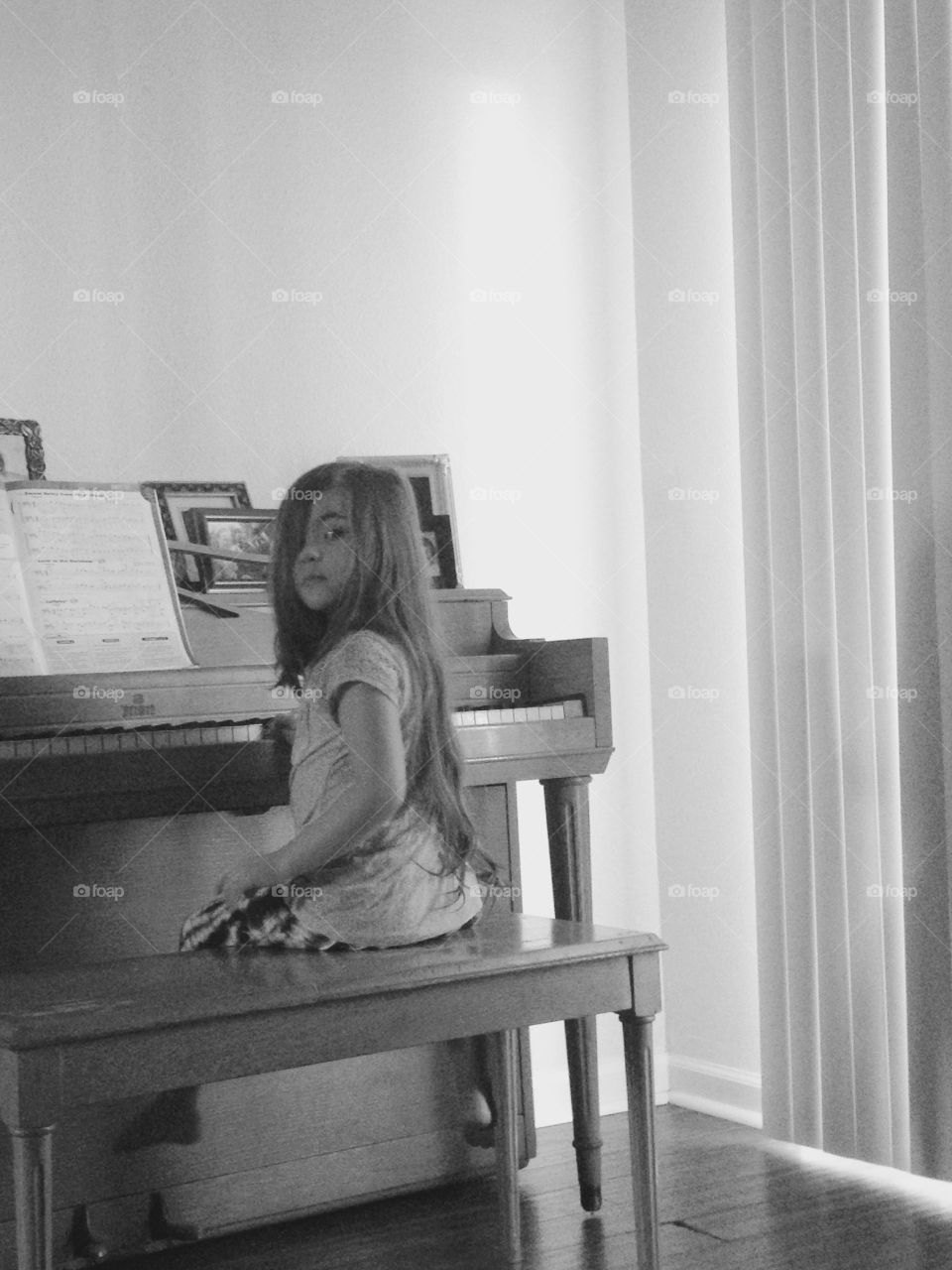 Black and white little pianist 