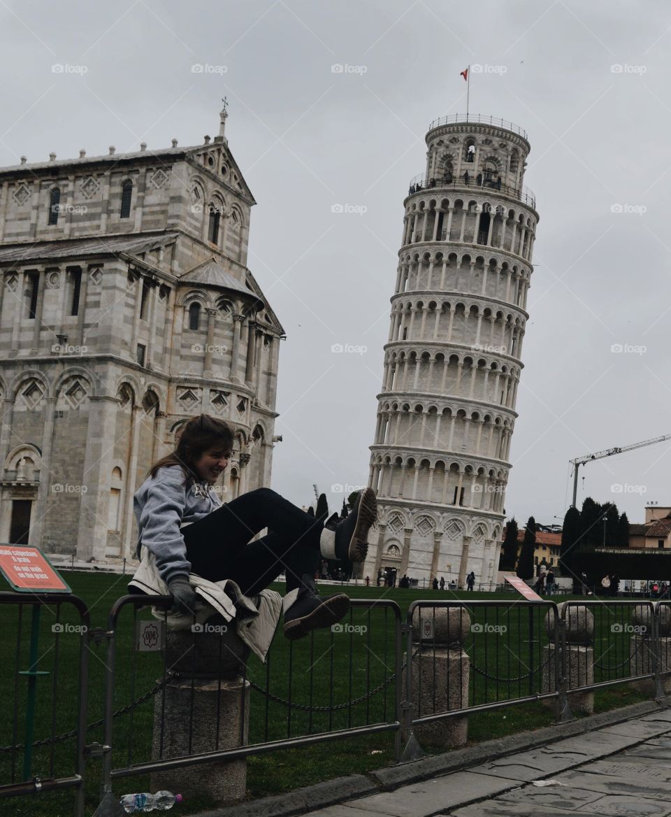 La torre de Pisa siendo derribada por una turista cualquiera 