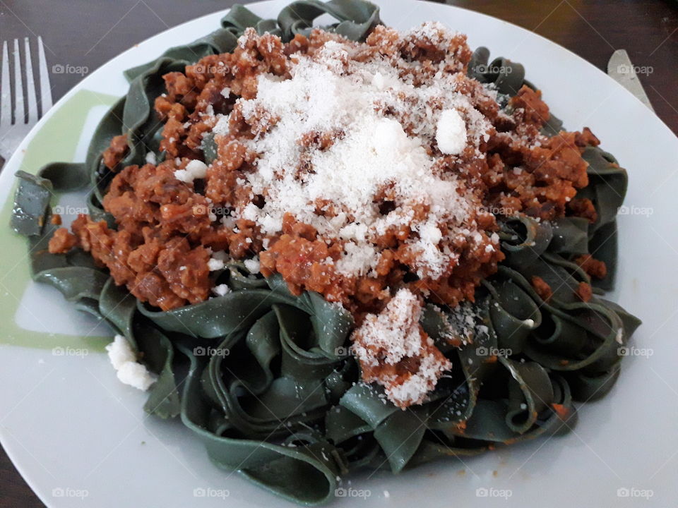 Spirulina pasta with vegetable minced meat