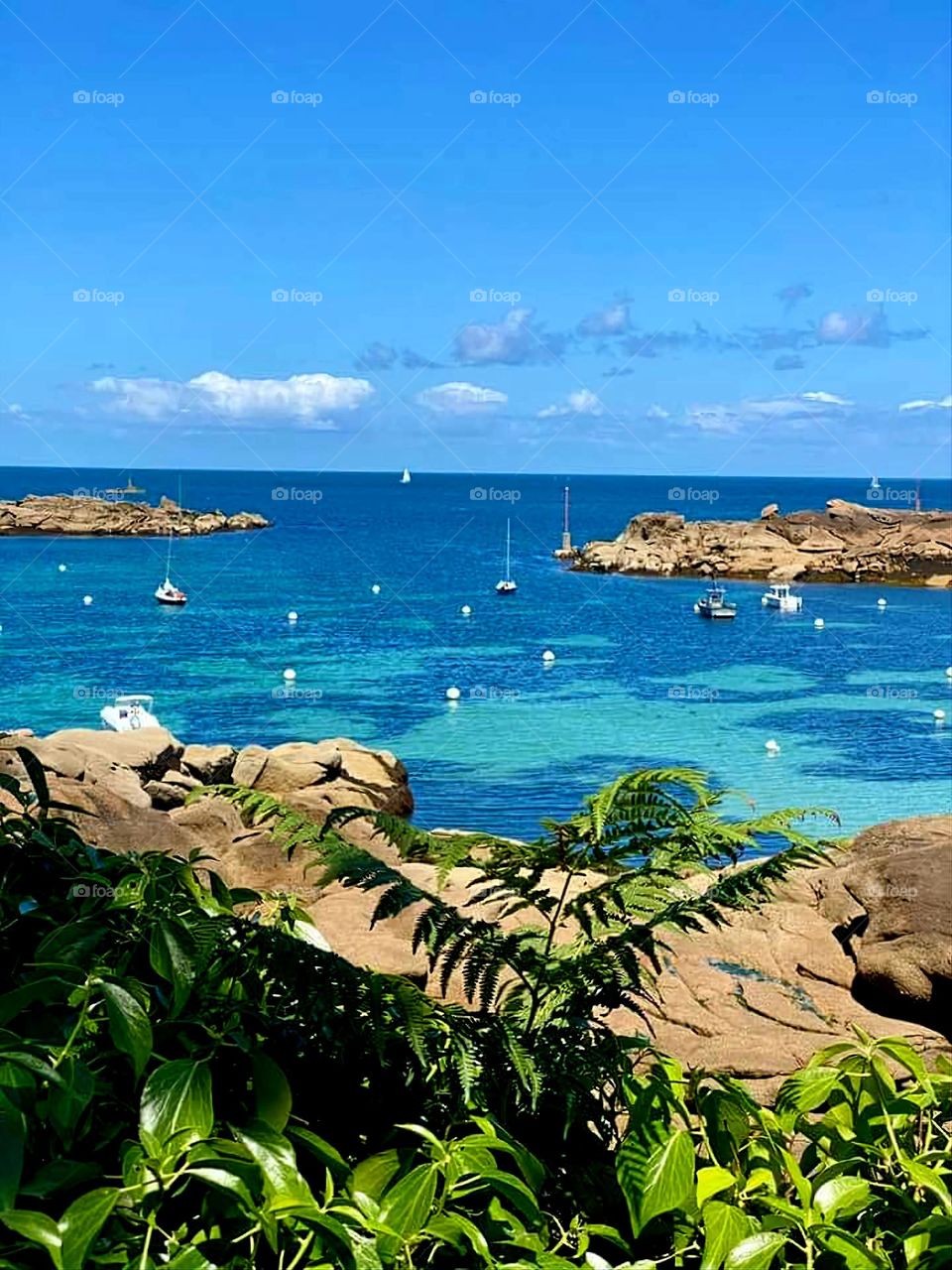 The beach rocks and the turquoise sea of Tregastel