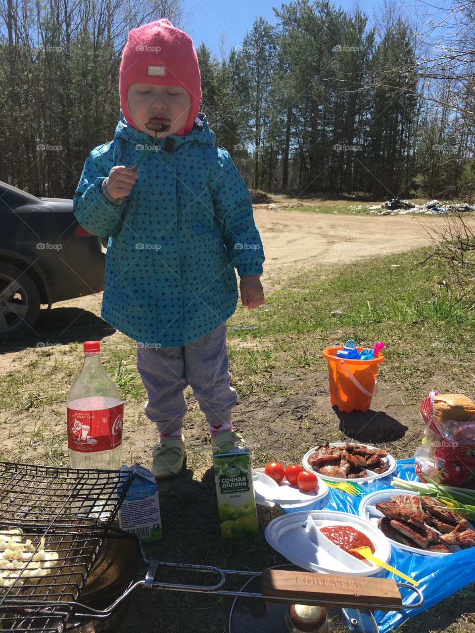 Девочка на пикнике кушает шашлык