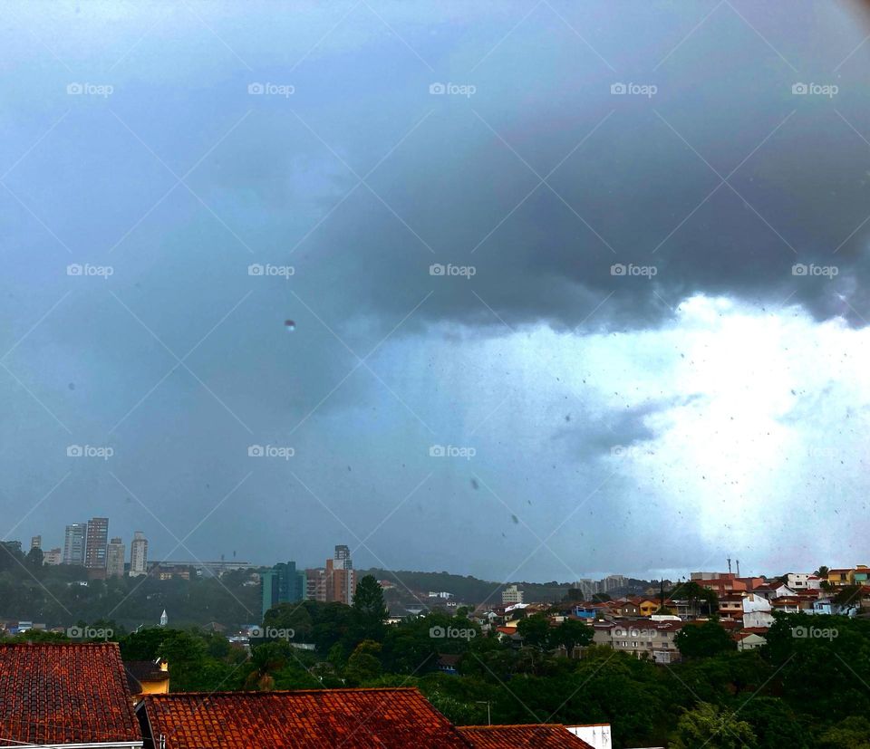 Hora da chuva!

O domingo já teve garoa, sol e agora mais água. Tudo bem, desde que venha mansa…

Não é curioso ver chovendo parcialmente na cidade? Olhe um clarão no canto direito da foto: