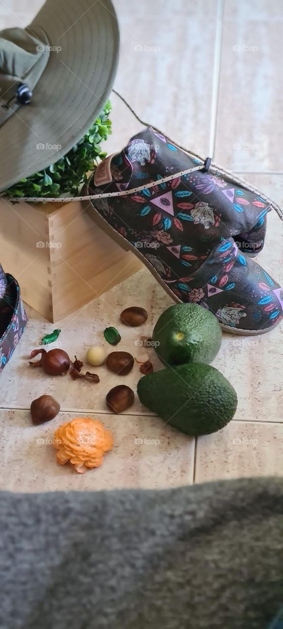 botas de agua de colores con aguacate y castañas