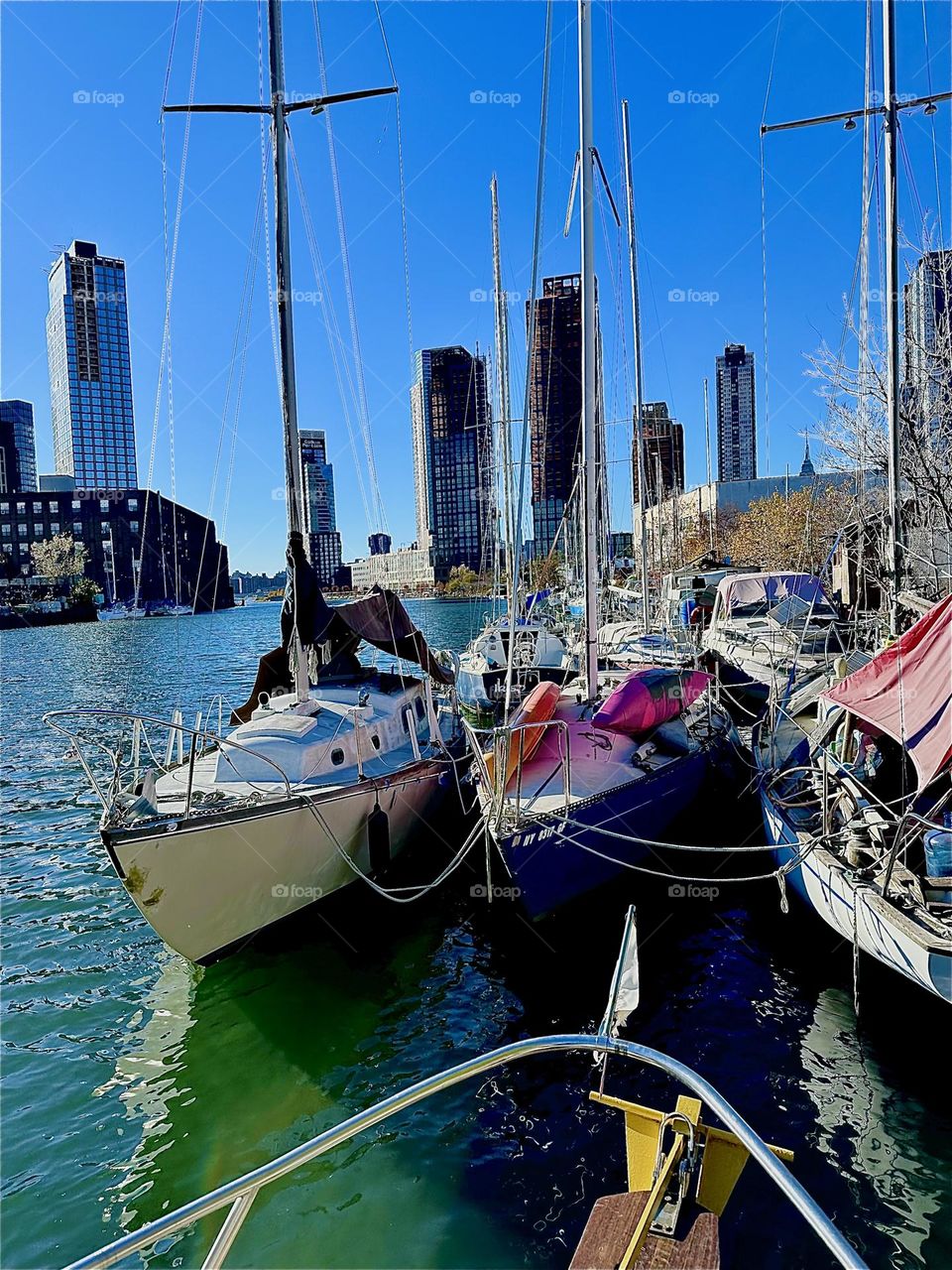 This is beautiful „Newtown Creek“ by the „Pulaski Bridge“ in LIC, Queens with all the picturesque boats that are tied to the shore here. The views from here are amazing and reach all the way to „Manhattan“. 2023. Hypnotic Productions