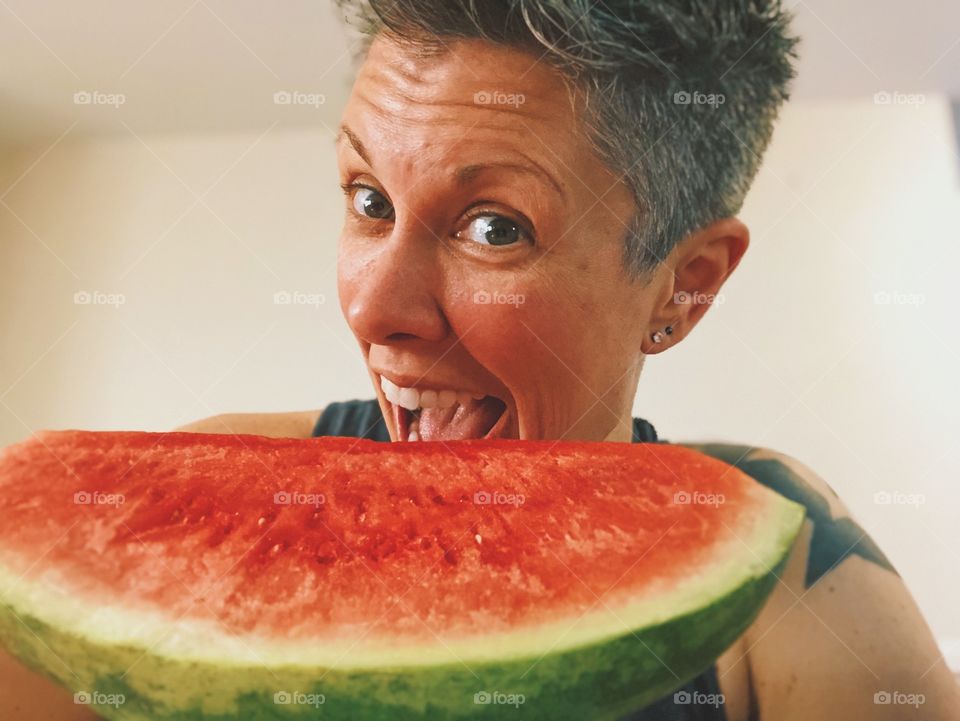 Woman Biting Into Watermelon, Girl Eating Watermelon, Delicious Fruits, Home Grown Healthy Food, Summertime Fruit, Fruit Photography 