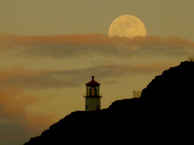 Amazing full moon rise at Makapu’u lighthouse. 