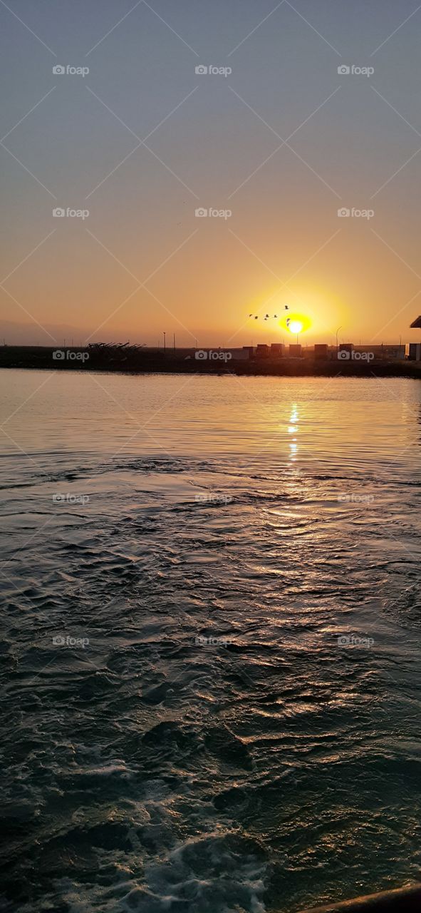 un atardecer en medio del mar