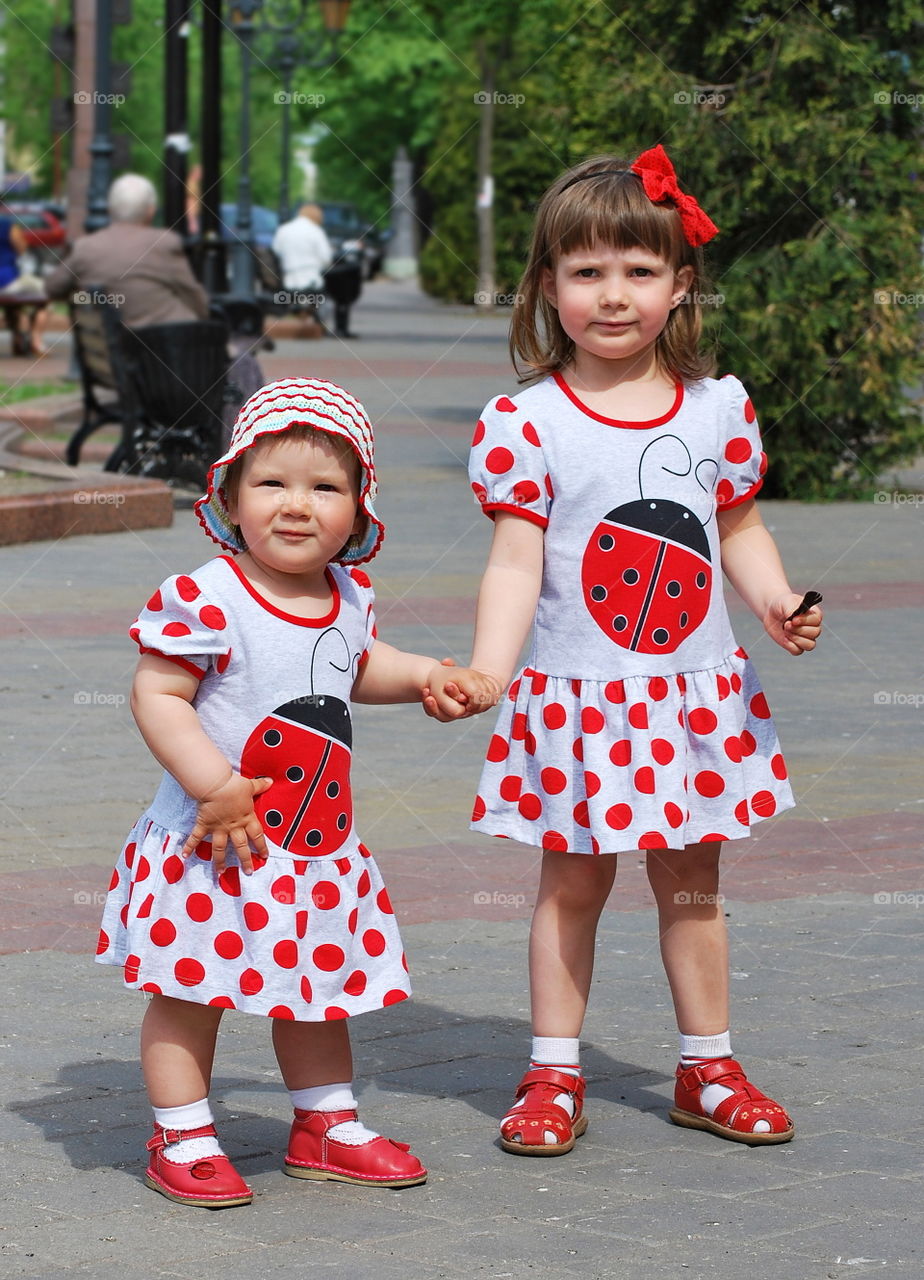 Two small girld in the same dresses