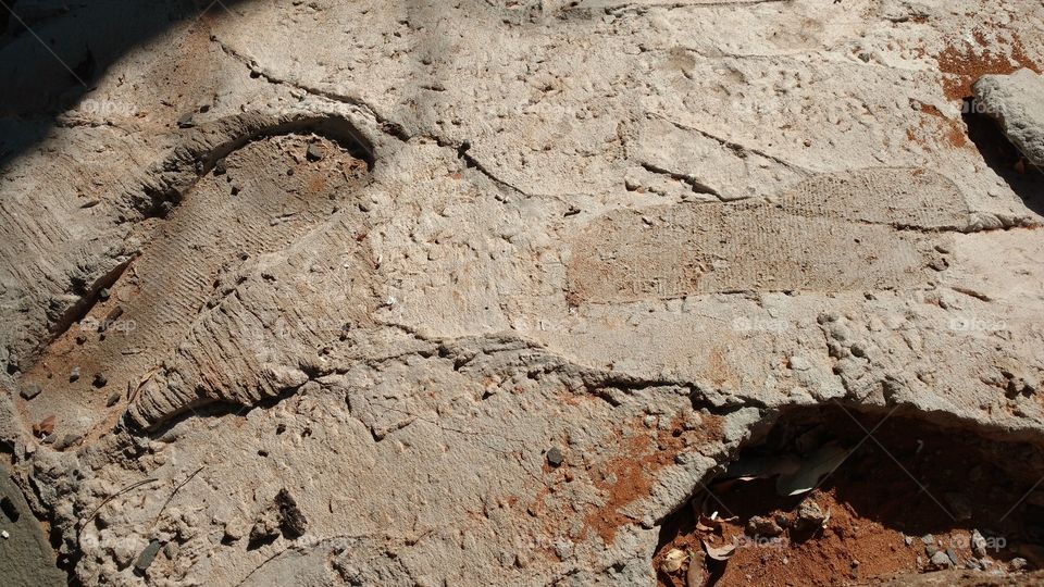 "Atenção... calçada com concreto novo". Marcas, rastros, pegadas...