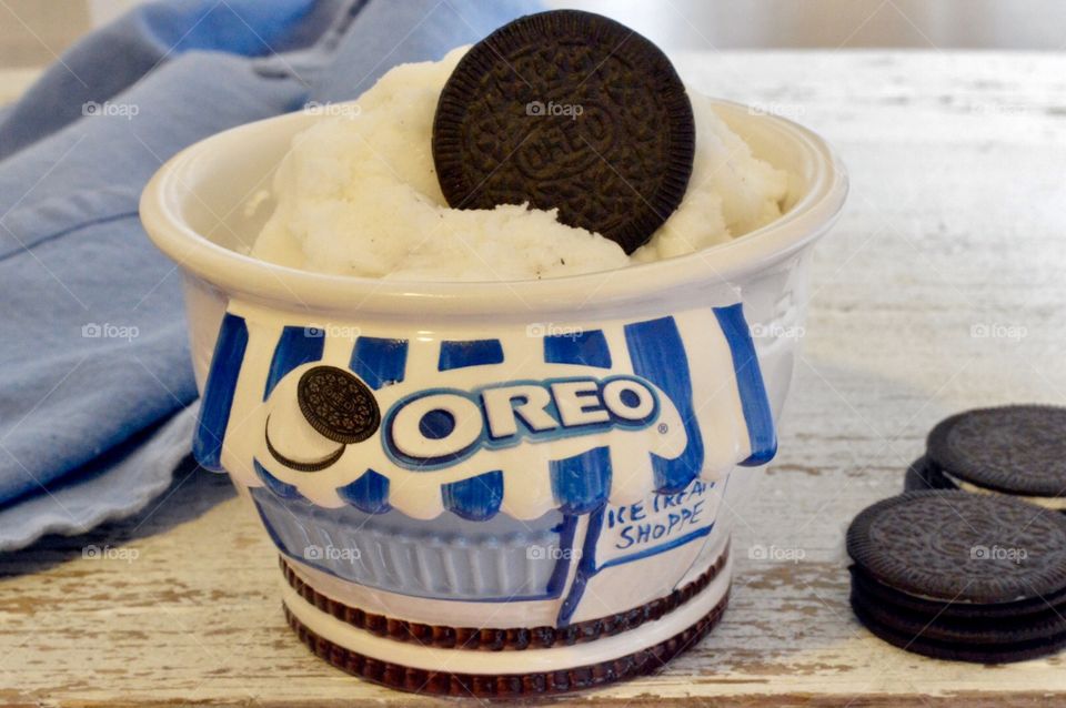 Oreo cookie ice cream flat lay on a white rustic background with a blue towel 