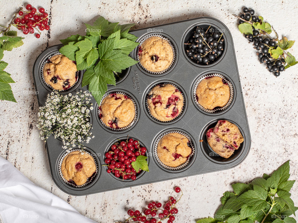 Vegan muffins with summer berries 