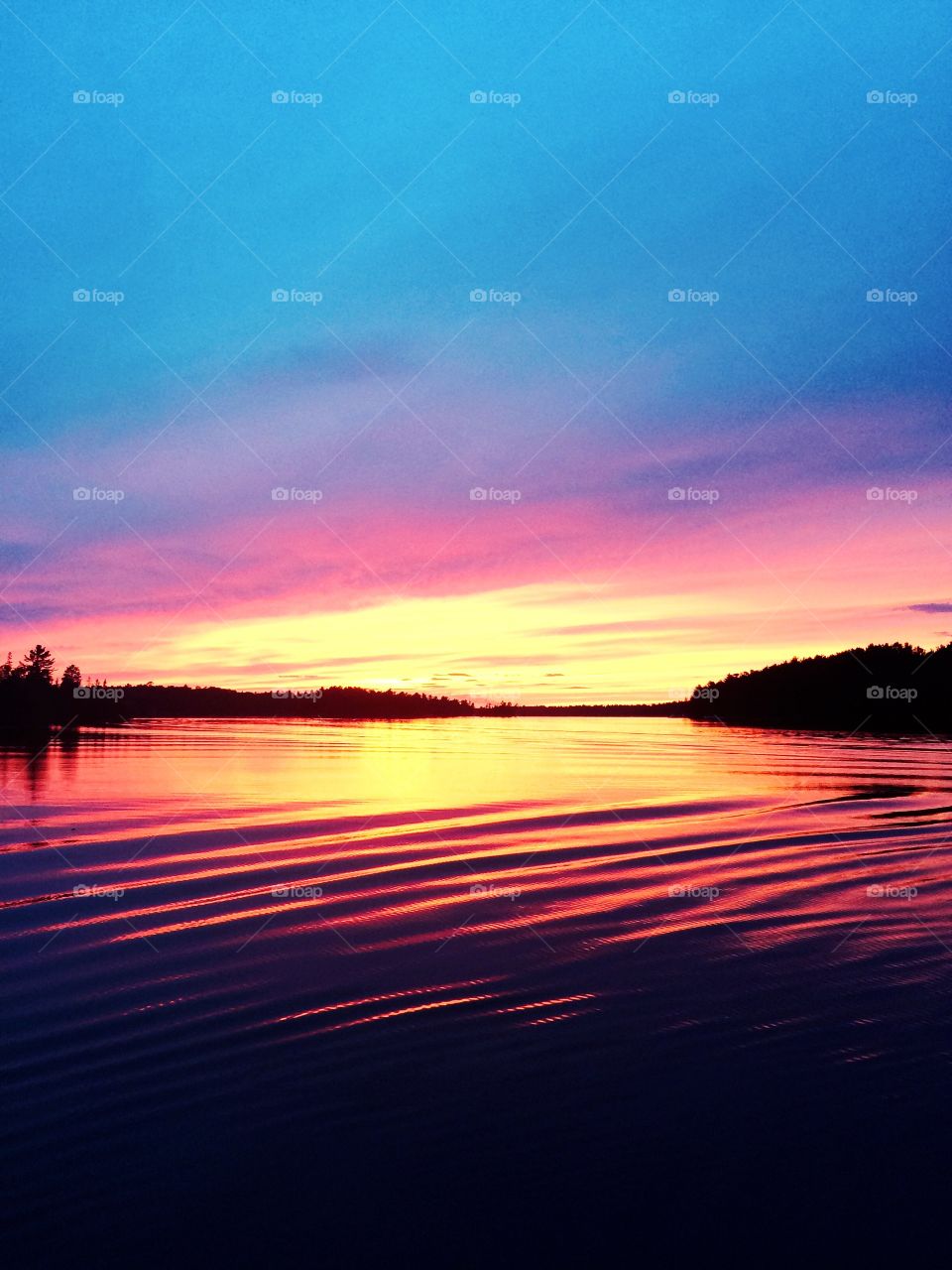 Breathtaking sunset on Trout Lake. Sunset cruise on the boat. 