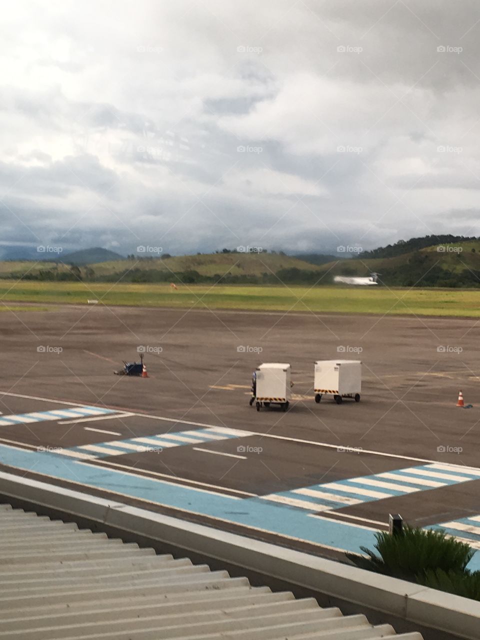 A partida de um avião deixando um aeroporto isolado vazio. 