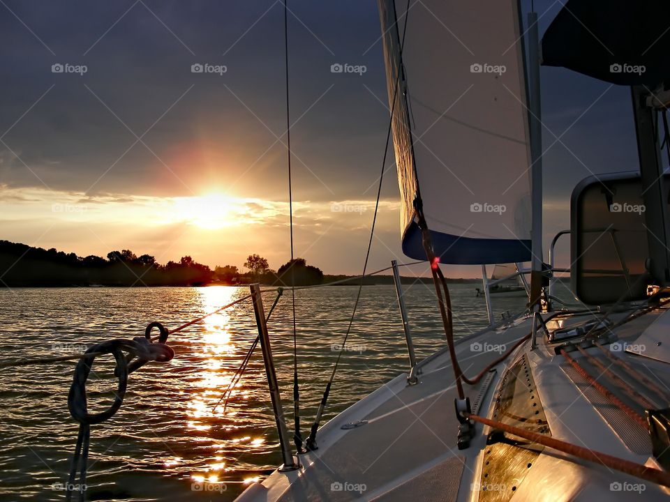 surcando el mar en un velero con precioso atardecer