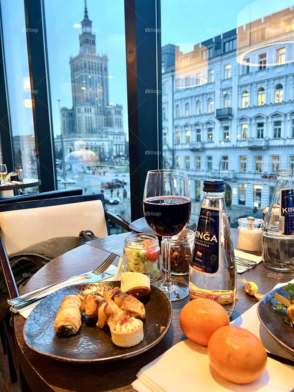 Ужин с изысканным видом из окна на Дворец Культуры и наук в сердце Варшавы . Величественная архитектура и уютная обстановка создают неповторимую атмосферу 