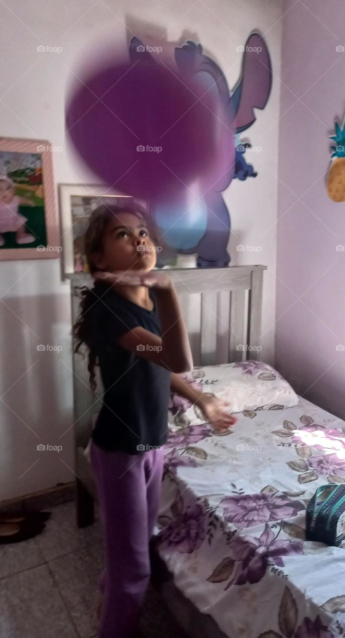 Criança brincando com bola! A bola além de ser a protagonista de alguns  esportes,  e, a queridinha das  crianças