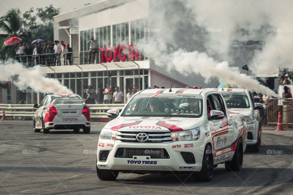 Toyota hilux revo drift show 