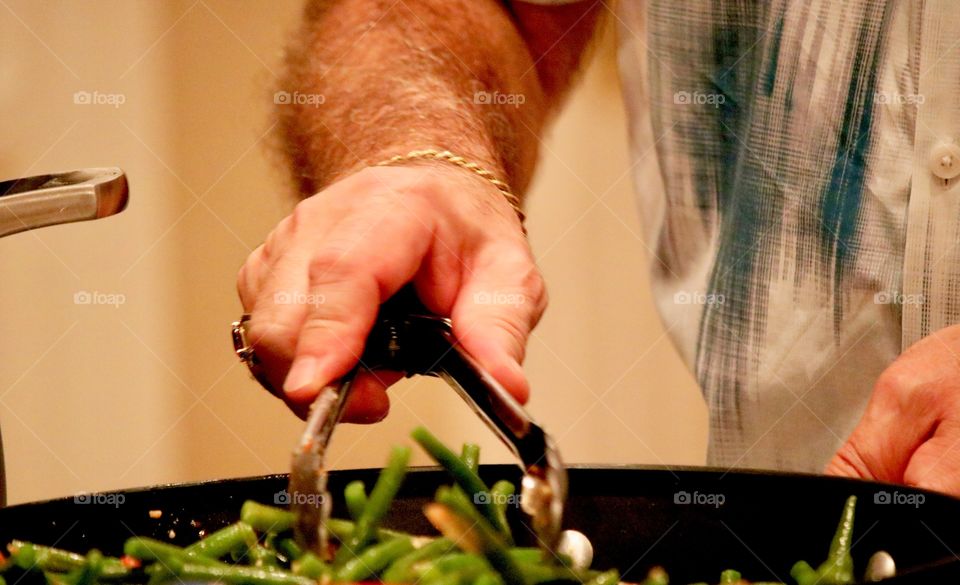 Cooking sautéed green beans 