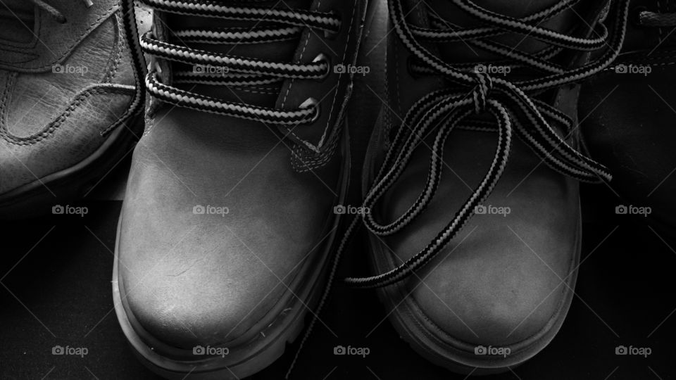 Cadarços. Coturnos de couro.