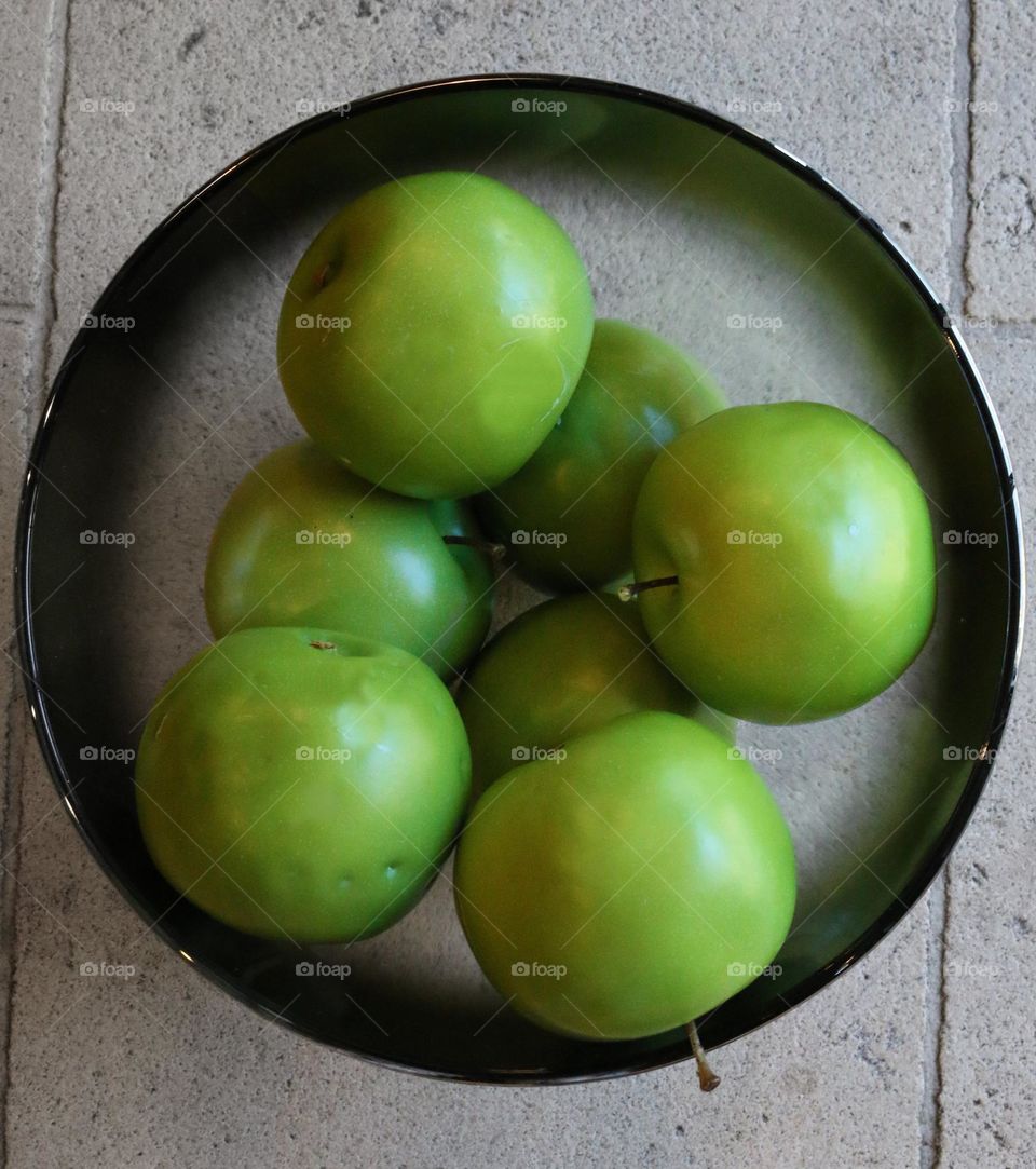 A bunch of fresh green apples.