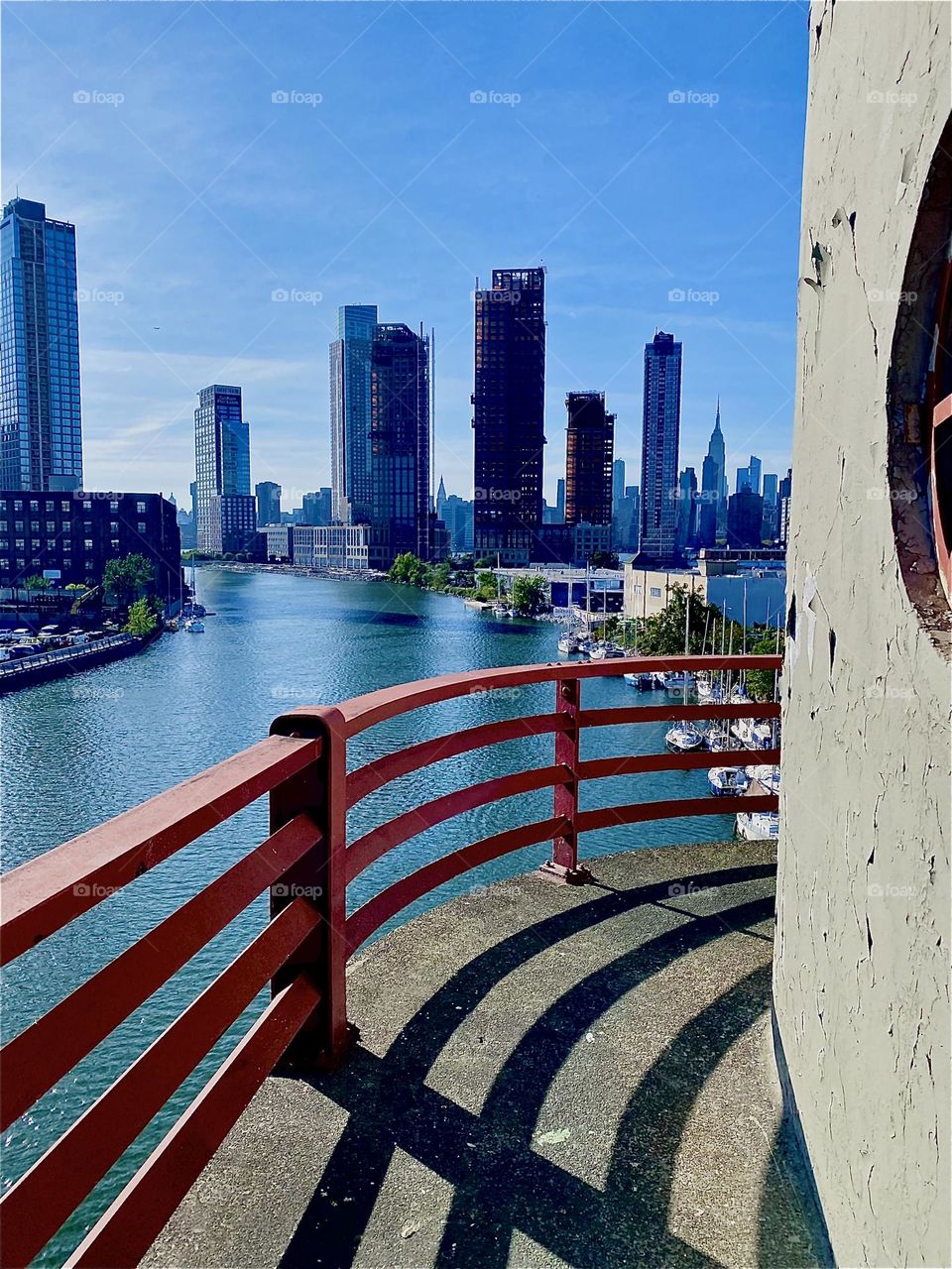 This is the view from the far side of the watchtower outpost at the center of the „Pulaski Bridge“ at „Newtown Creek“ in LIC, Queens. On the left we see „Greenpoint“, Brooklyn and straight ahead LIC and „Manhattan“. 2023. Hypnotic Productions