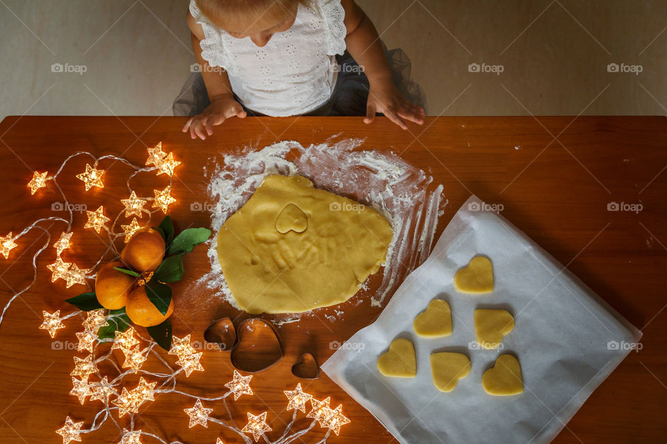 Children cooking ginger cookies 