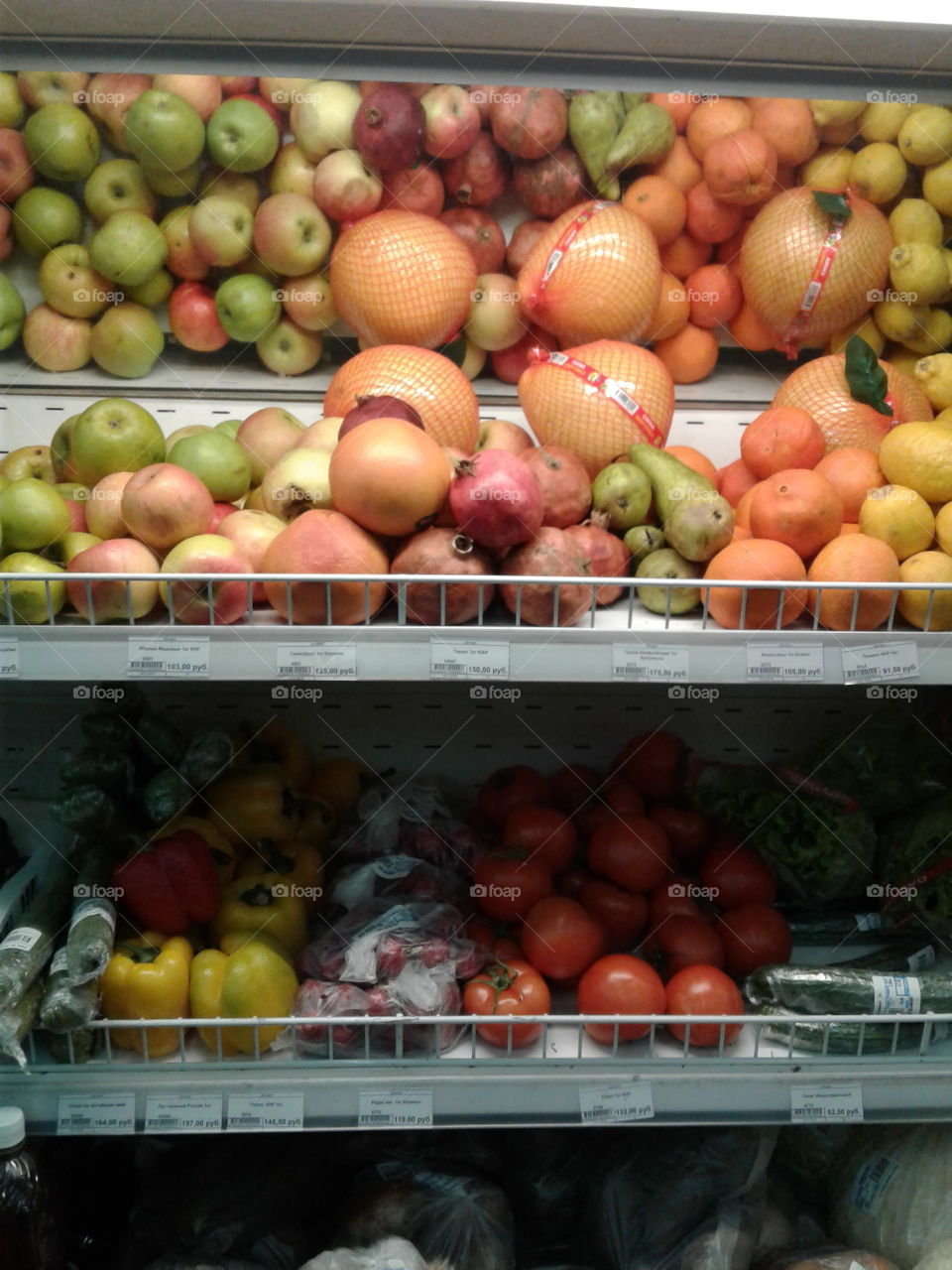 г.Барнаул 2018гНа витрине 🏬 вкусные и полезные фрукты 🍉🍈и овощи 🍅🍆