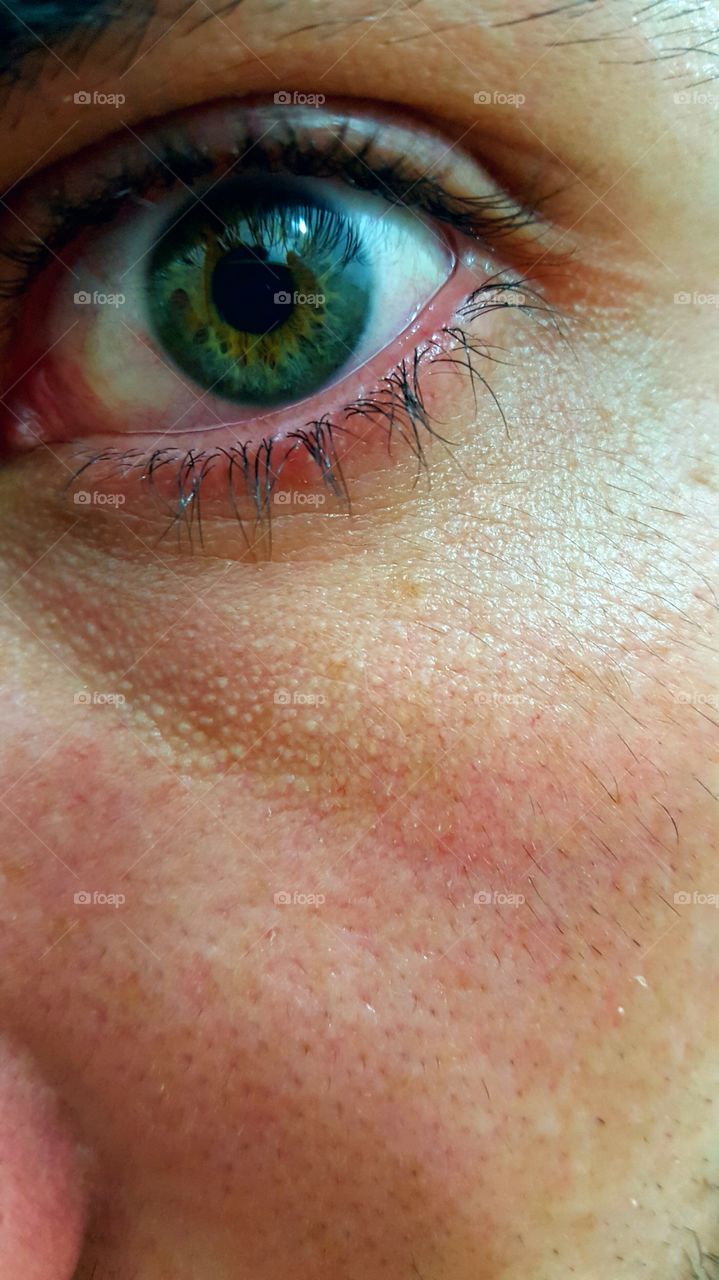 Olhar verde esmeralda.