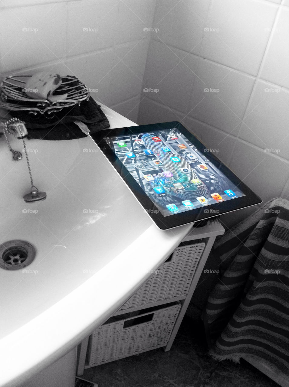 sheffield apple ipad bath by _psr