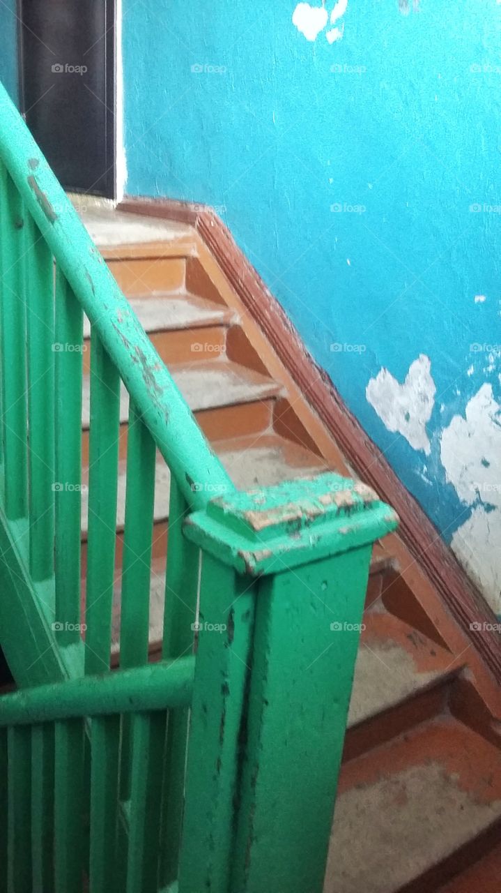 старая деревянная лестница в доме