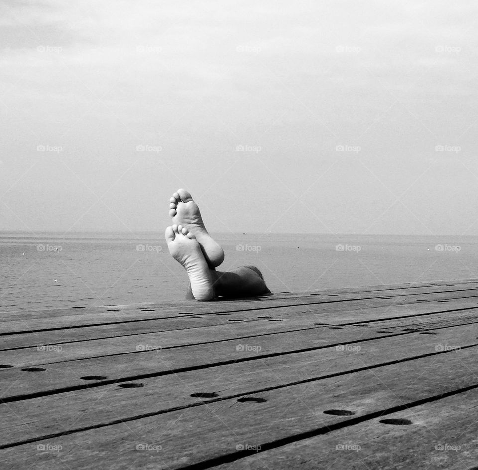 Feet at the ocean b&w